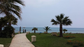 Pieds dans l'eau côte d'azur avec jardin